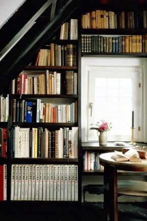  Armoires dans le grenier sous le toit