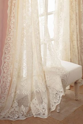  Vorhänge greifen in das Innere ein