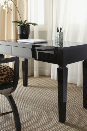  Bureaux de couleur foncée dans un intérieur