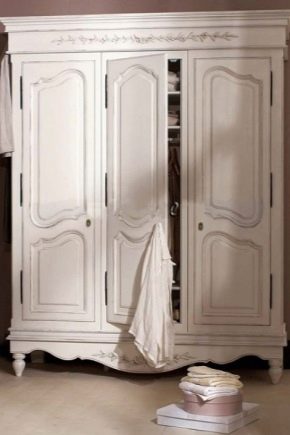  Drei-Blatt-Kleiderschränke