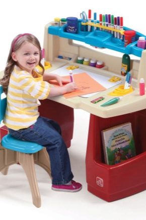  Tables d'enfants avec un tabouret