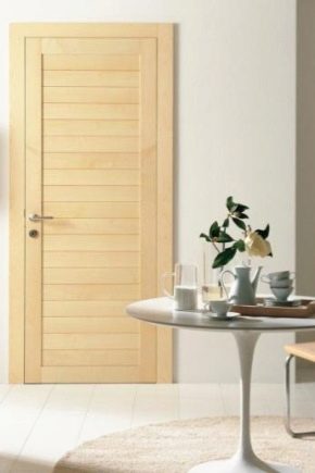  Die Kombination aus hellem Boden und hellen Türen: schöne Beispiele im Innenraum