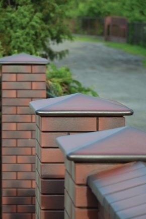  Kappen für Zaunpfähle: Merkmale der Wahl