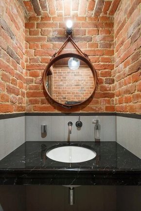  Alte Ziegelsteinfliesen im Innenraum