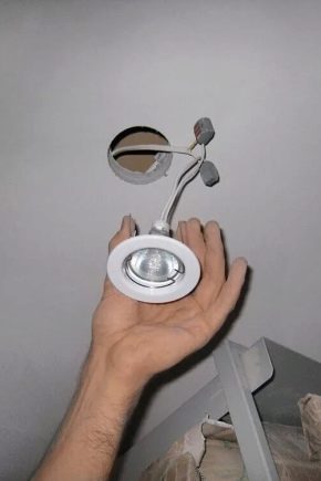  Wie man eine Glühlampe in einer falschen Decke ändert?