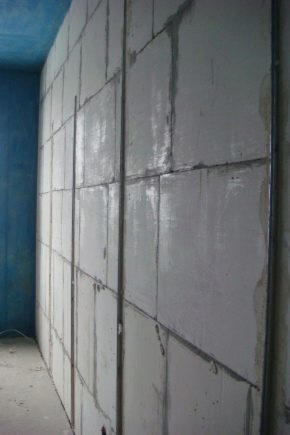  Der Prozess des Verputzens der Wände der Leuchtfeuer