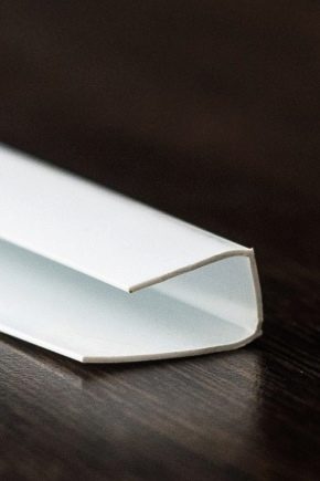  Startprofil für PVC-Platten: Beginn der Fassadenarbeiten