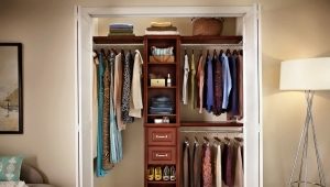  Nous faisons un dressing spacieux à partir d'un petit garde-manger