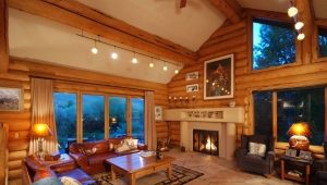  Cheminée dans une petite maison de campagne