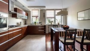  Fliesen- und Laminatboden in der Küche