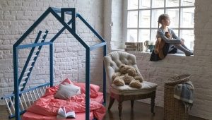  Kinderbett aus Massivholz