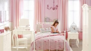  Babybettdecke auf dem Bett für das Mädchen