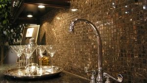  Mosaïque sur le tablier dans la cuisine