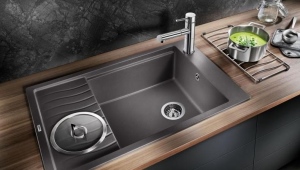  Auf Waschbecken für die Küche gelegt