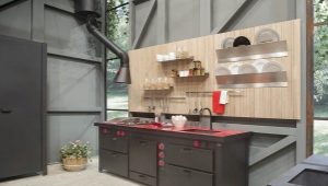  Étagères montées dans la cuisine