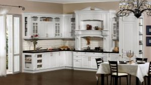  Eine Schürze in der weißen Küche machen