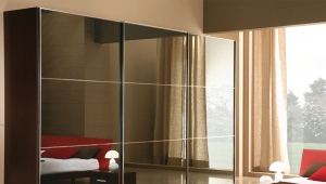  Armoire à trois plis