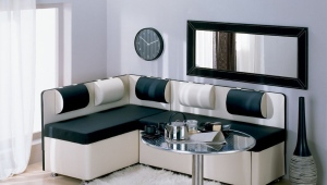  Canapé étroit dans la cuisine avec une couchette