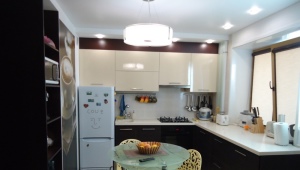  Zone de design de cuisine de 7 mètres carrés. m. avec frigo