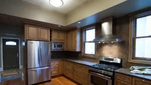  Puis-je placer le réfrigérateur à côté de la cuisinière à gaz?