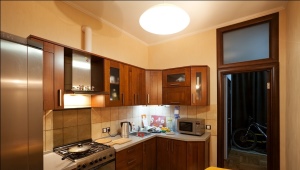  Puis-je placer le réfrigérateur à côté du tuyau de gaz?