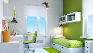  Table près de la fenêtre dans la chambre des enfants