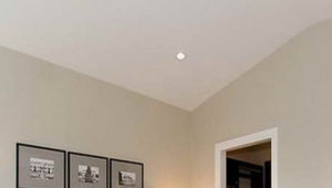  Papier peint beige dans la chambre