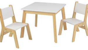  La table des enfants avec leurs propres mains