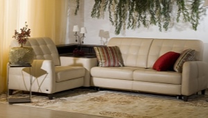  Sofas aus der Polstermöbelfabrik am 8. März