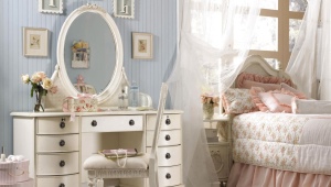  Commode avec miroir dans la chambre