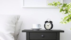  Lits avec tables de chevet