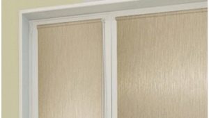  Gerollte Vorhänge an der Balkontür