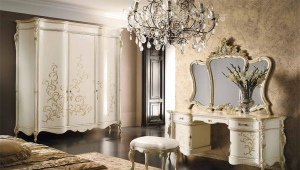  Pier glass with mirror in the bedroom