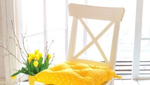  Kissen auf dem Stuhl