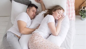  Étreignant oreillers