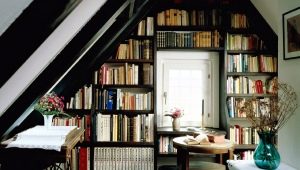  Schränke auf dem Dachboden unter dem Dach