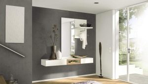  Choisir un miroir avec une étagère dans le couloir