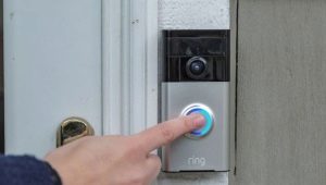  Ein Anruf mit einer Videokamera an der Tür der Wohnung