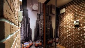  Decorating the hallway with decorative stone and wallpaper