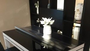 Patins en silicone transparent sur la table