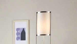  Lampadaire avec une table