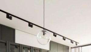  Barhocker aus Holz im Inneren der Wohnung