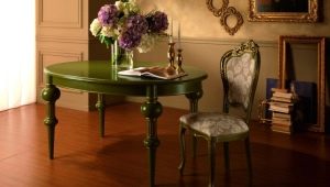  Klassische Stühle im Innenraum