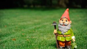  What garden sculptures can be made of concrete and other materials?