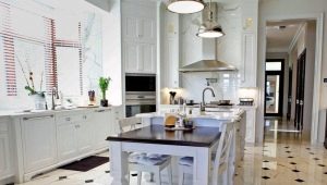  Glänzende Bodenfliesen im Inneren des Hauses und der Wohnung