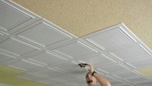  Comment coller les carreaux de plafond en mousse?