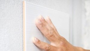  Wie legt man Fliesen an eine Wand und andere Oberflächen?