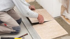  Fliesen auf den Boden legen: die Feinheiten des Prozesses