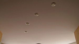  Comment laver un plafond tendu et terne sans traces à la maison?