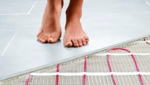  Quel sol chaud peut être posé sous la tuile?